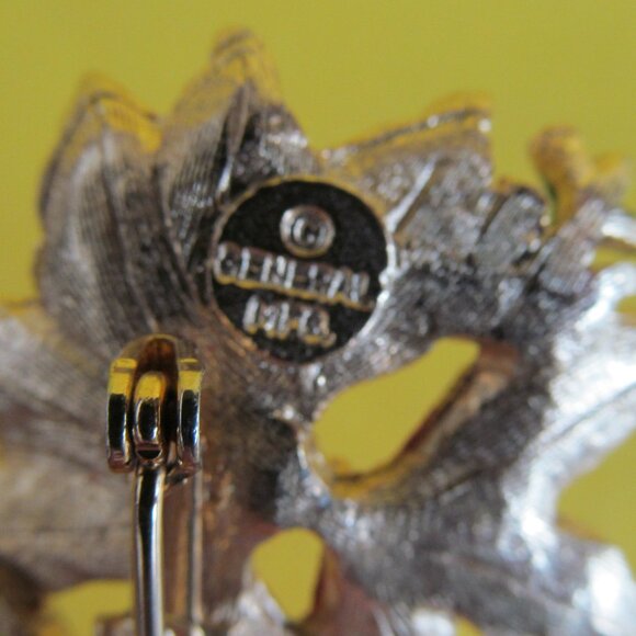 Christmas poinsettia brooch - Picture 6 of 6